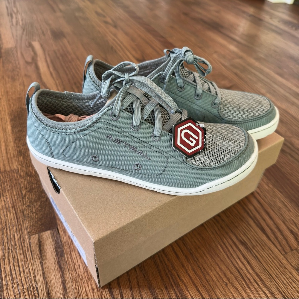 Astral Loyak W’s Gray Sneakers with Minimalist Design